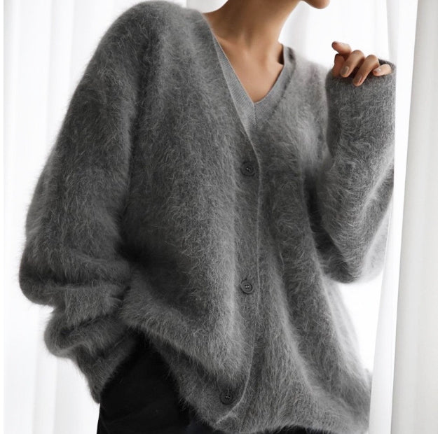 Nerzfarbener Strickpullover mit V-Ausschnitt