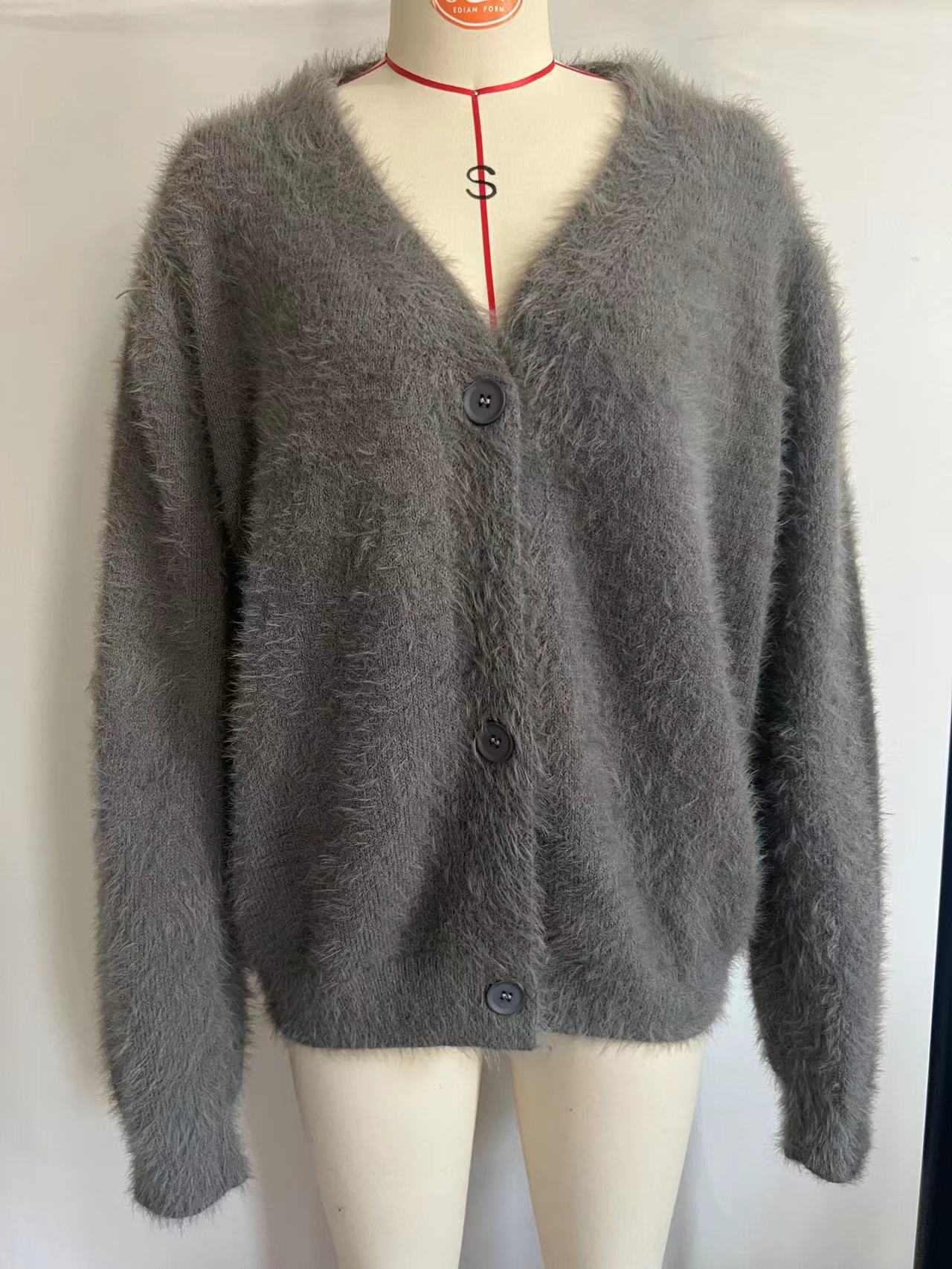 Nerzfarbener Strickpullover mit V-Ausschnitt