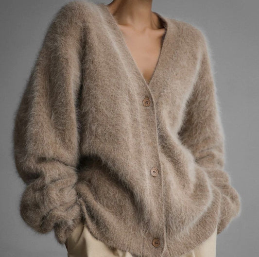 Nerzfarbener Strickpullover mit V-Ausschnitt