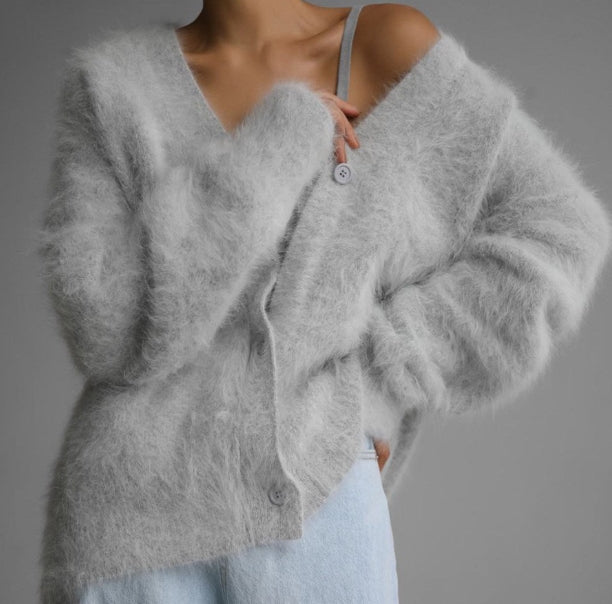 Nerzfarbener Strickpullover mit V-Ausschnitt