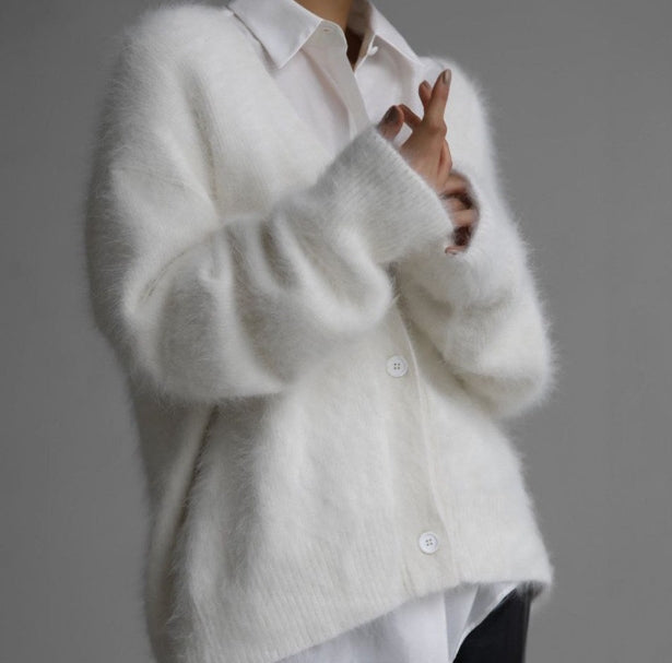 Nerzfarbener Strickpullover mit V-Ausschnitt